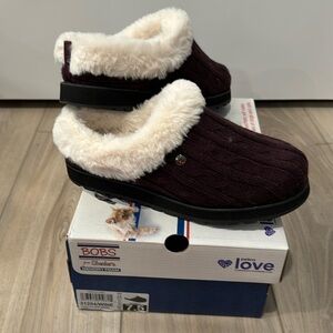 Skechers keep sakes ice angel color wine.  Only tried on